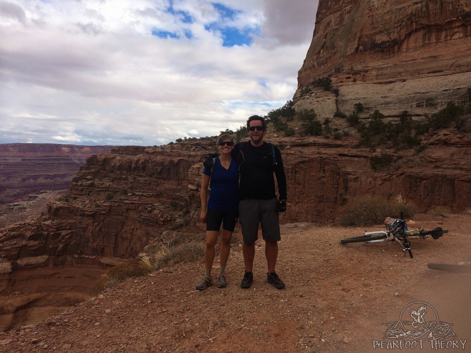 La montée de la colline Shafer sur le White Rim Trail dans le parc national de Canyonlands