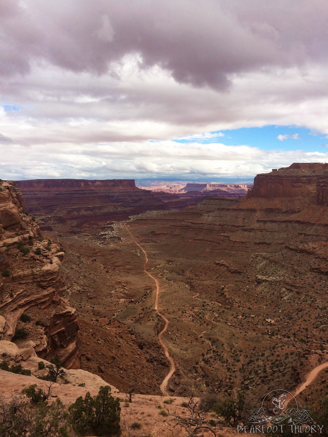 De klim naar Shafer Hill op de White Rim Trail in Canyonlands National Park