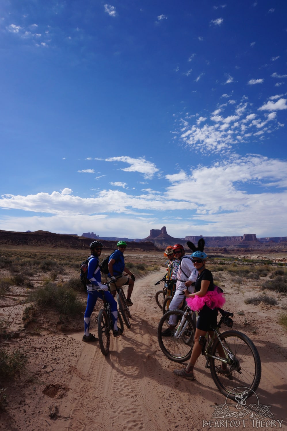 Faire du vélo sur le le White Rim Trail en costume pour Halloween