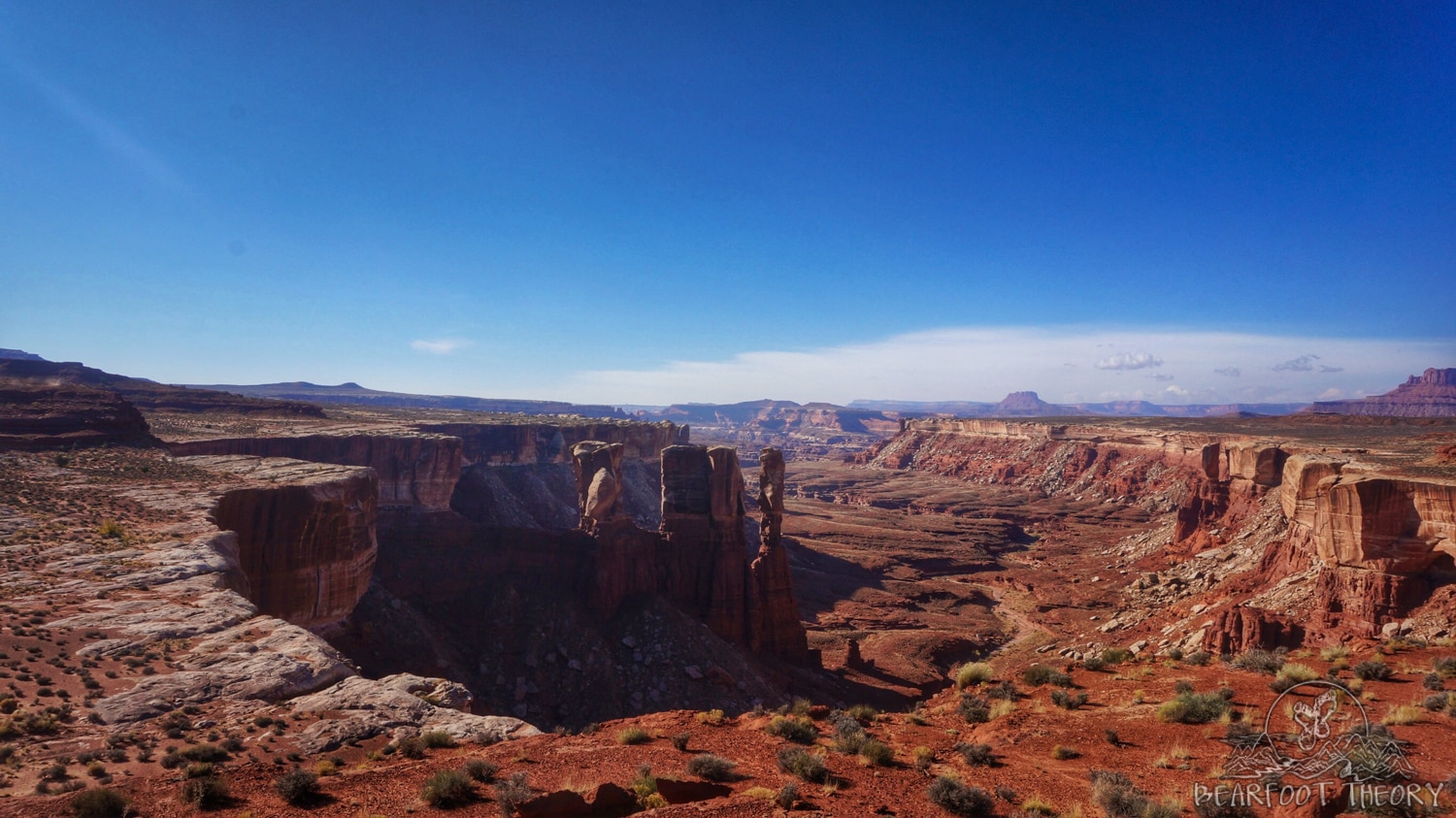 Planera din mountainbikeutflykt på den 100 mil långa White Rim Trail i Canyonlands National Park. Lär dig mer om tillstånd, resvägar, utrustning, campingplatser med mera.