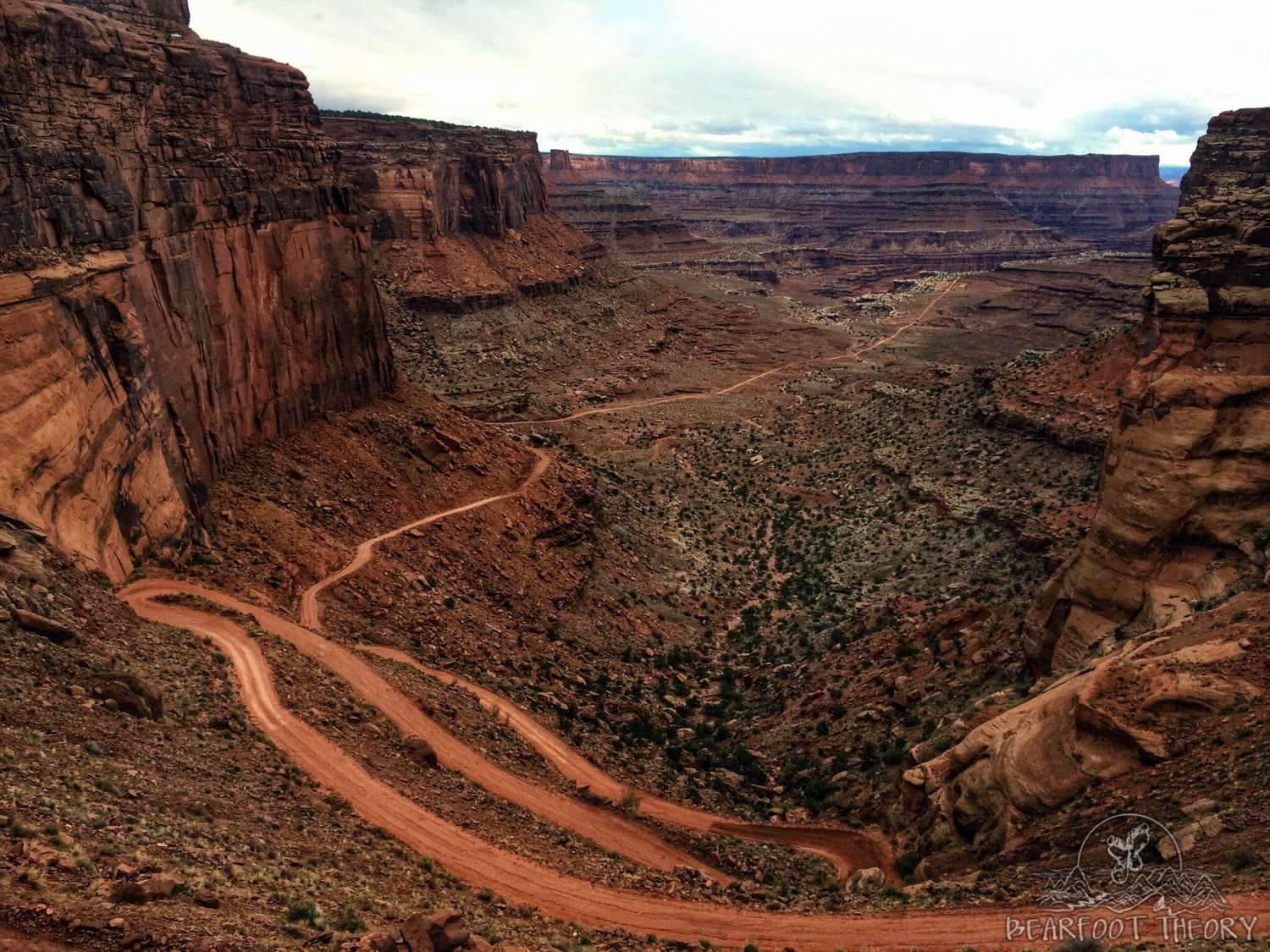 Klättringen uppför Shafer. Hill på White Rim Trail i Canyonlands National Park