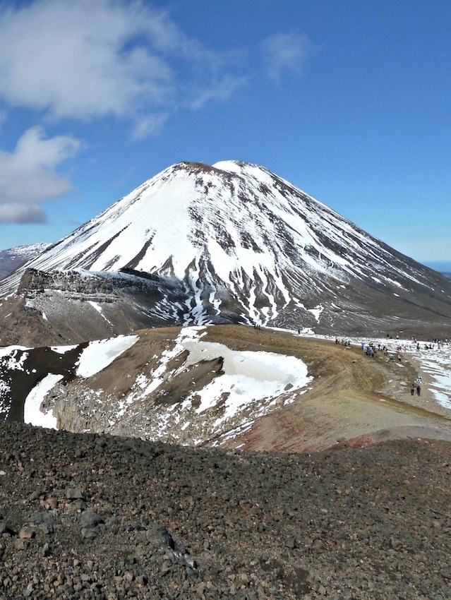 Don't miss New Zealand's best day hike. Get this detailed hiking & gear guide for the Tongariro Crossing hike featuring volcanic landscapes & emerald lakes.