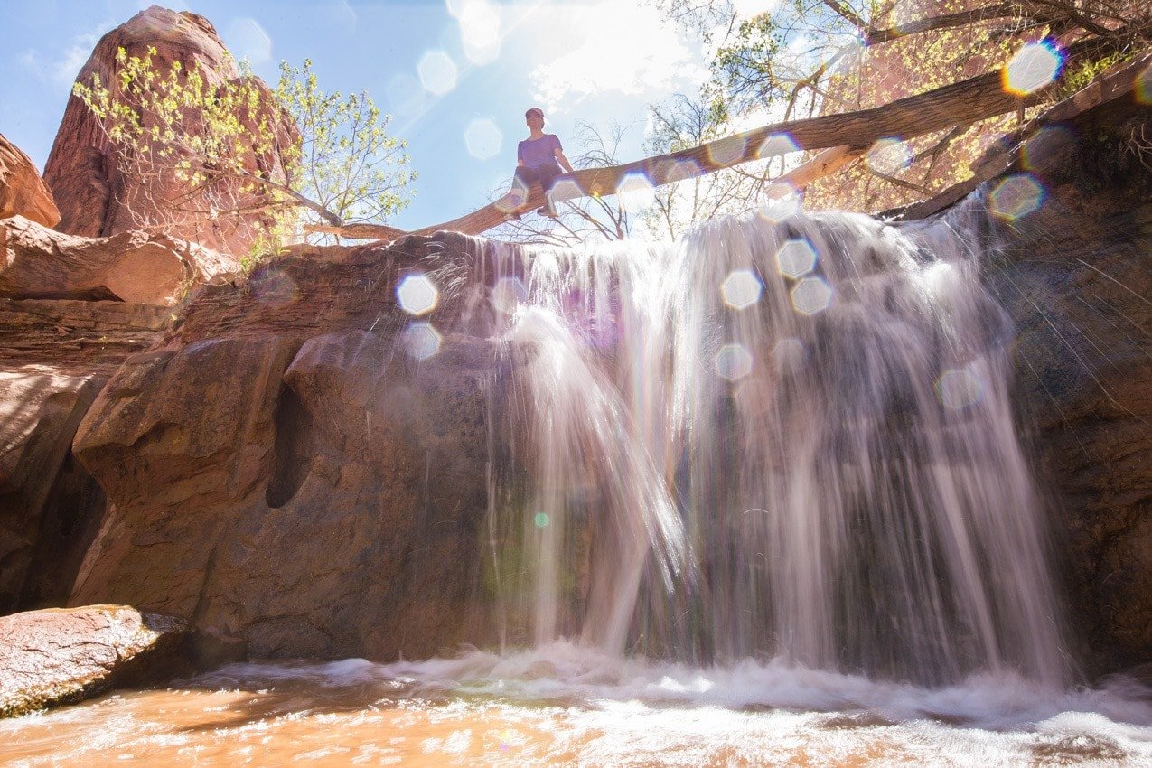 Check out our detailed backpacking guide for exploring Coyote Gulch in Utah. Our guide includes information on gear, campsites, permits & trailheads.