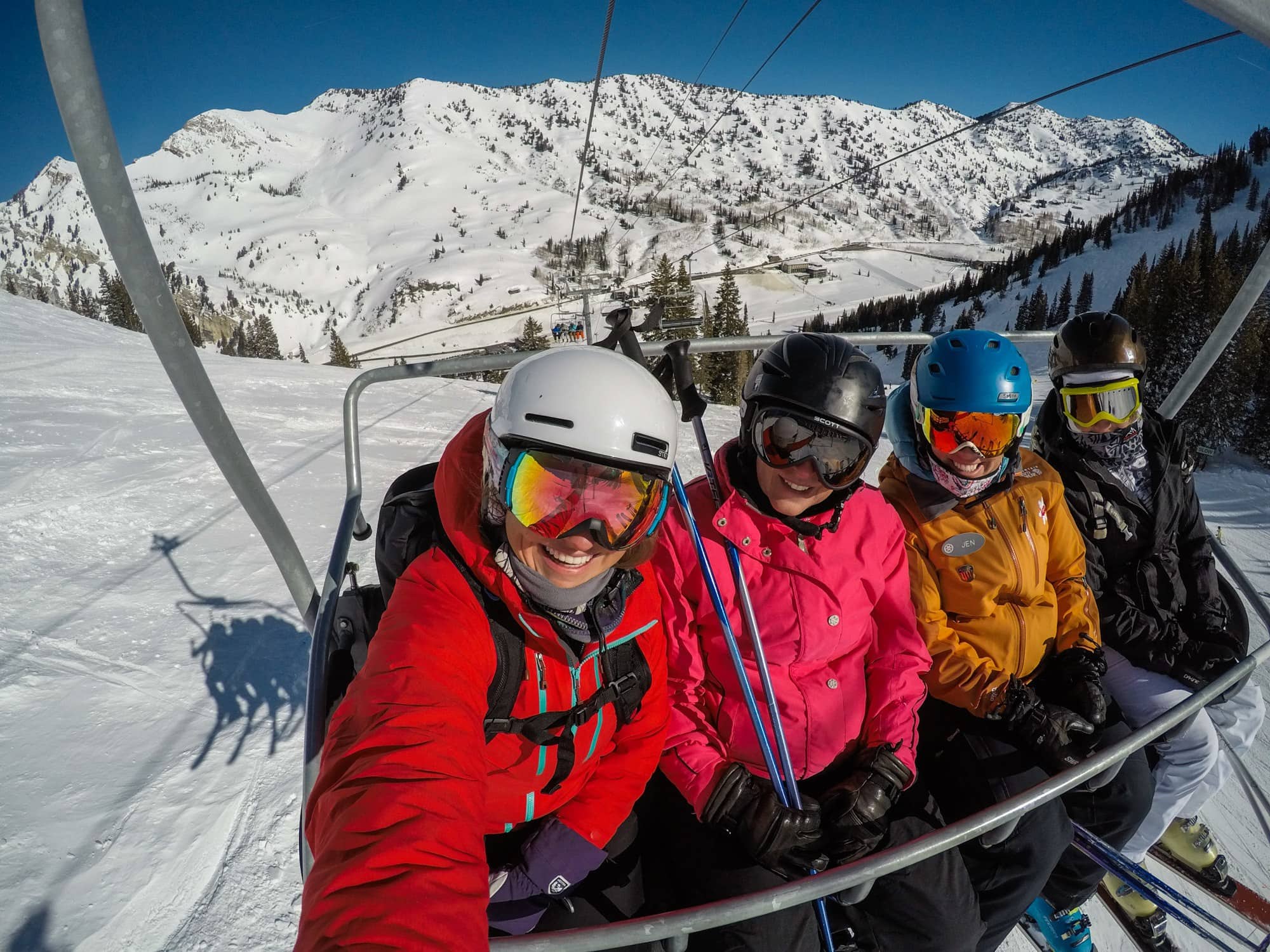 Quatro esquiadoras sentam-se em um teleférico em Alta, em Salt Lake City, Utah