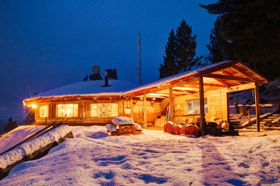 Downing Mountain Lodge // From hot springing to dog sledding to skijoring, plan an adventurous vacation to Montana in winter with these 8 outdoor winter activities.