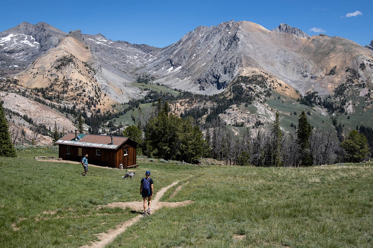 Looking to discover new hikes? Here are the best hiking apps and trail finders to help you navigate and find local trails.