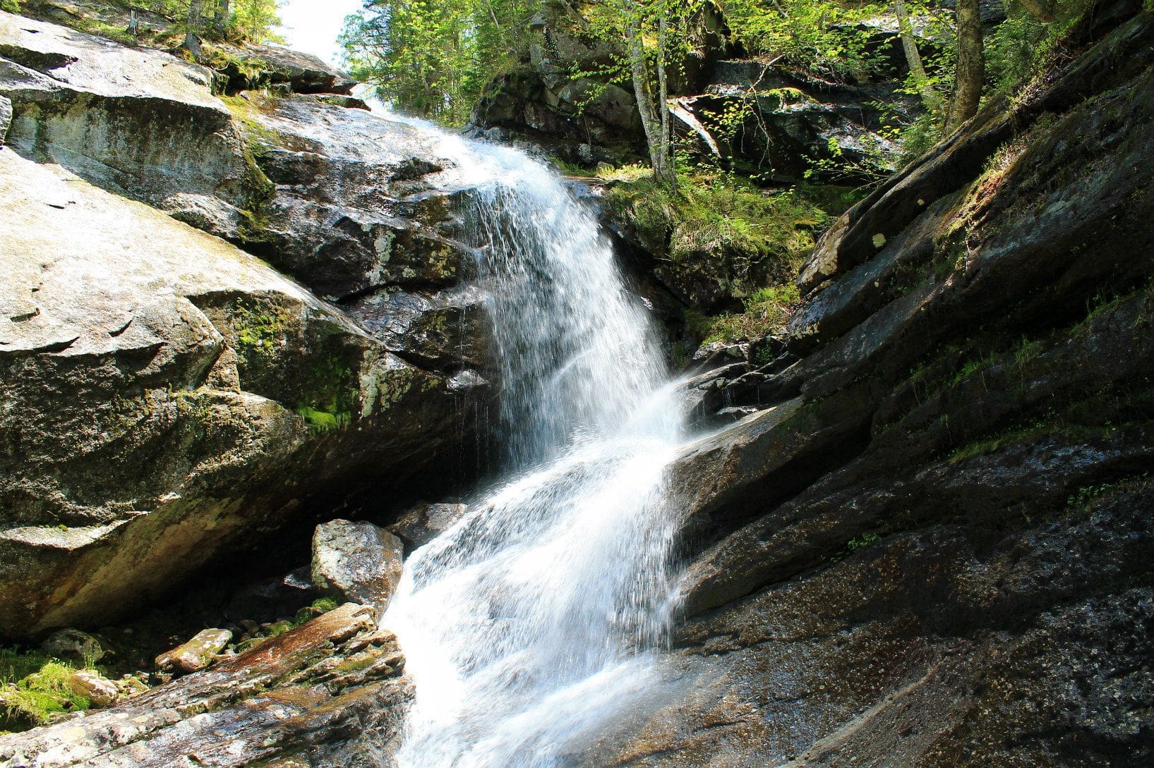 Bridalveil Falls // Discover the 5 most scenic White Mountains waterfall hikes in New Hampshire including how to get there and what to expect along the trail.