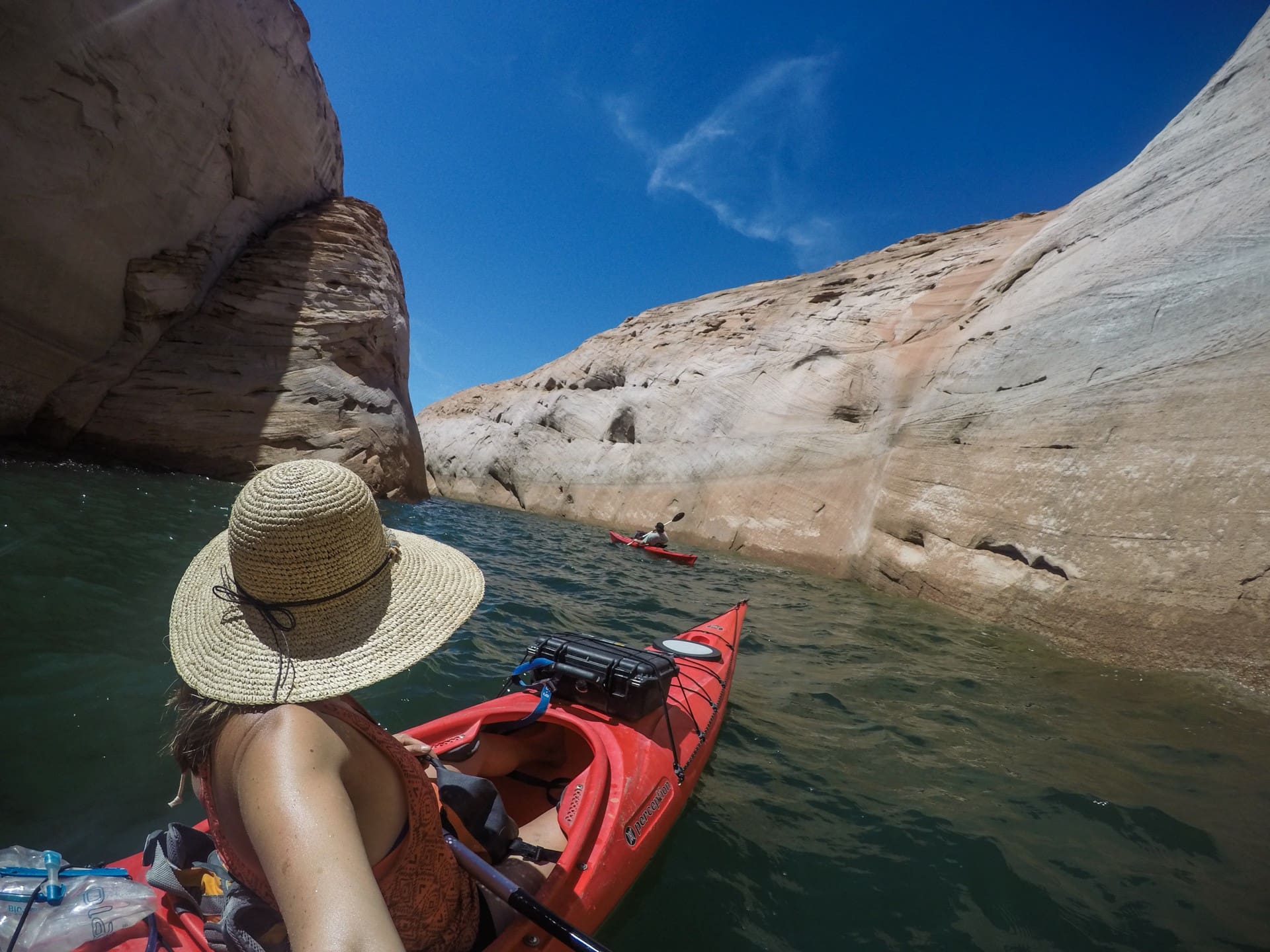 Come sedersi in un kayak // Acquisisci sicurezza con questi consigli per i principianti. Scopri i diversi tipi di kayak, cosa indossare, come pagaiare considerazioni sulla pianificazione del viaggio.