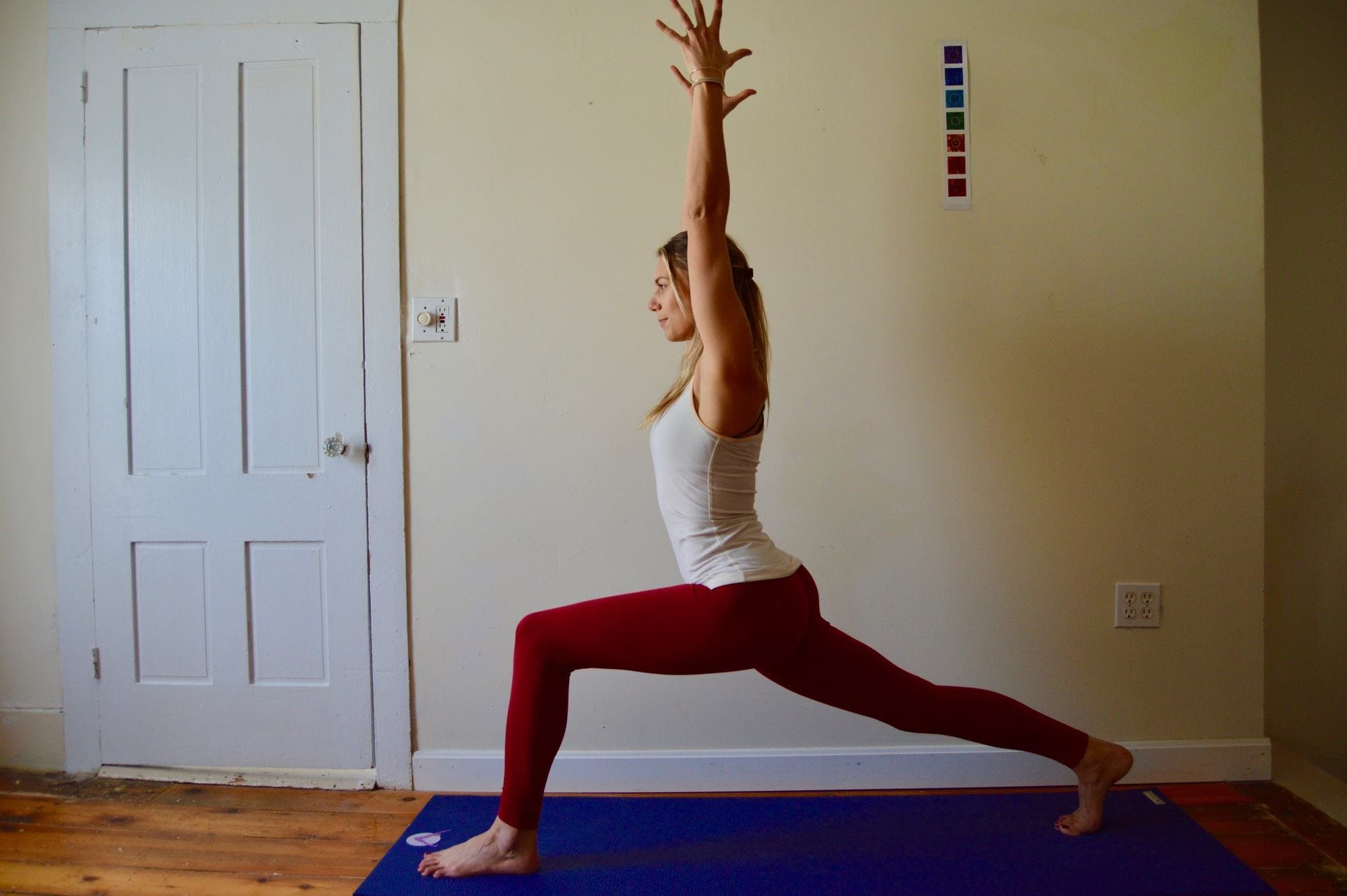 Woman in a high lunge stretch // One of our favorite yoga poses for skiers