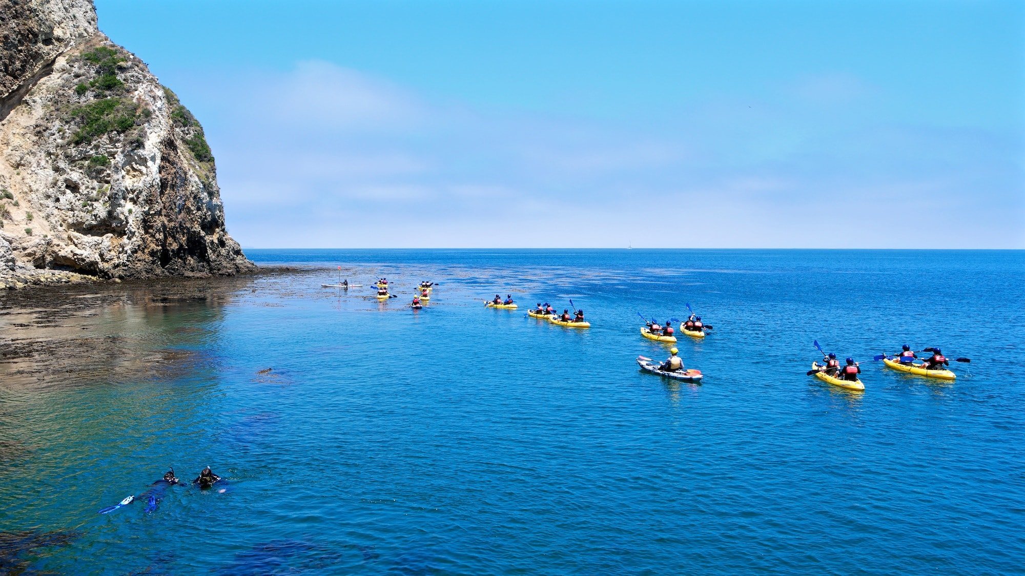 Paseo en kayak por la isla de Santa Cruz con la Santa Barbara Adventure Company // Obtén la primicia sobre acampada, senderismo, aventura al aire libre de la vida marina en esta guía para entusiastas de las actividades al aire libre en las cinco islas del Parque Nacional de las Islas del Canal.