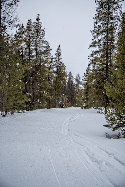 Slate River Trail // Enjoy the winter wonderland of Crested Butte Colorado for skiing, biking, good food, and more. Check out this complete Crested Butte winter travel guide!