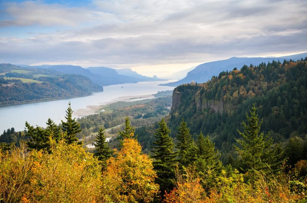 Columbia Gorge Natural Scenic Area // Plan your Washington road trip with this guide to the best stops for outdoor adventure including National Parks, towns, hikes, and more.