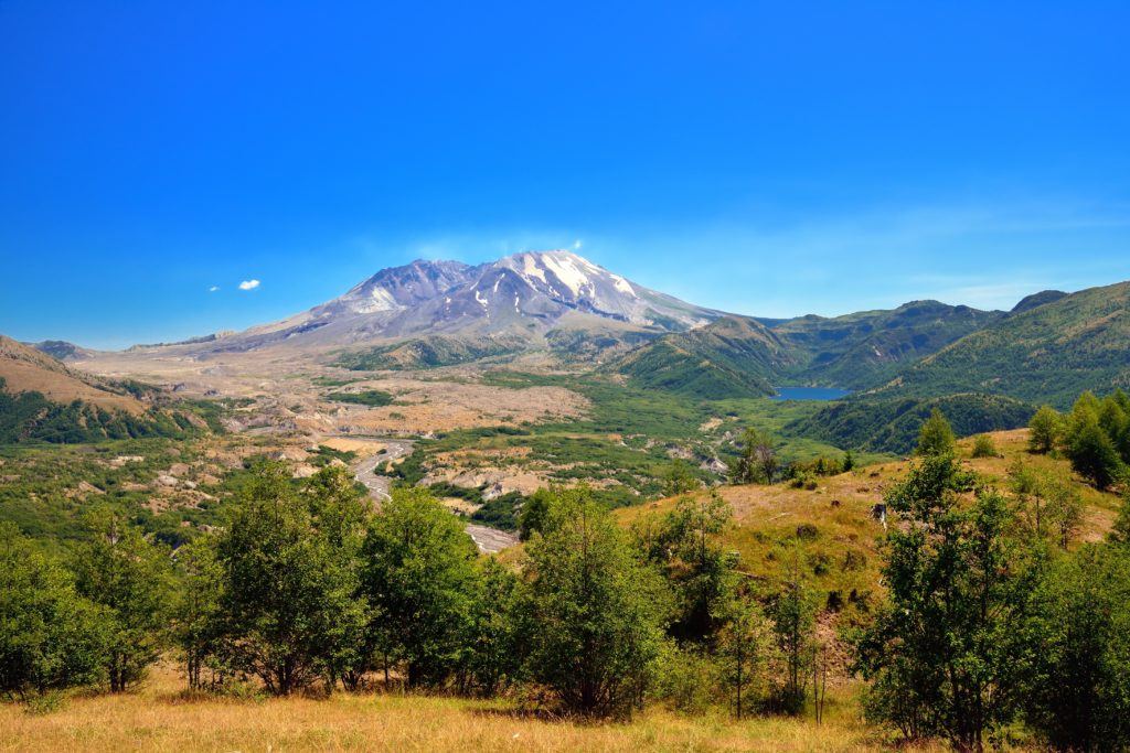 Mount St. Helens // Plan your Washington road trip with this guide to the best stops for outdoor adventure including National Parks, towns, hikes, and more.