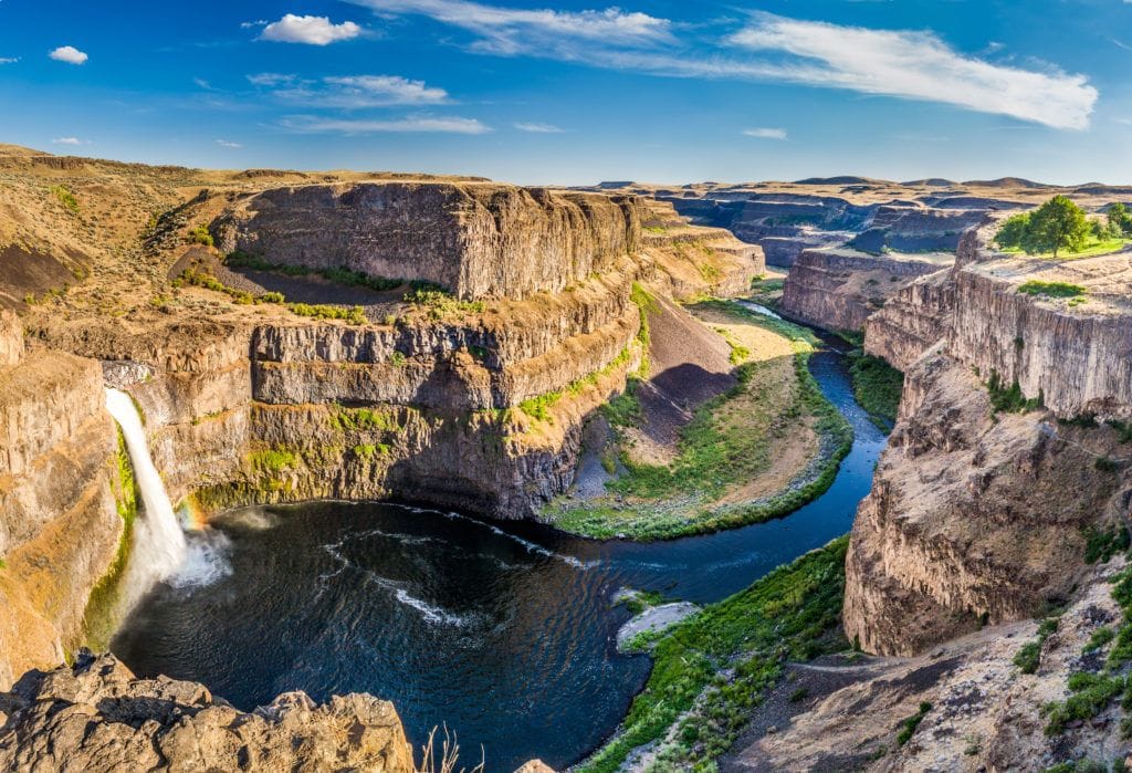 Palouse Falls // Plan your Washington road trip with this guide to the best stops for outdoor adventure including National Parks, towns, hikes, and more.