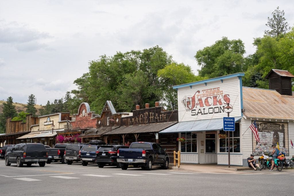 Winthrop, Washington // Plan your Washington road trip with this guide to the best stops for outdoor adventure including National Parks, towns, hikes, and more.