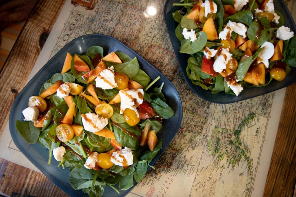 Spinach salads with tomatoes and goat cheese