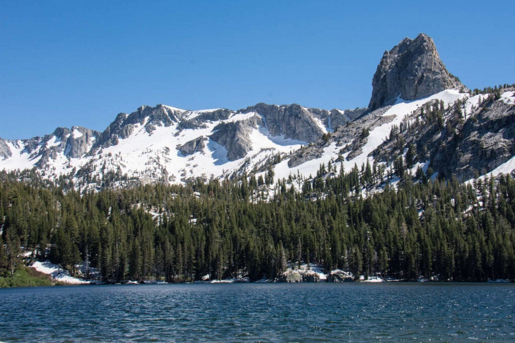 Lake George // Discover the best Mammoth Lakes hikes with stunning views of the Eastern Sierra, crystal clear lakes, alpine meadows, and more!