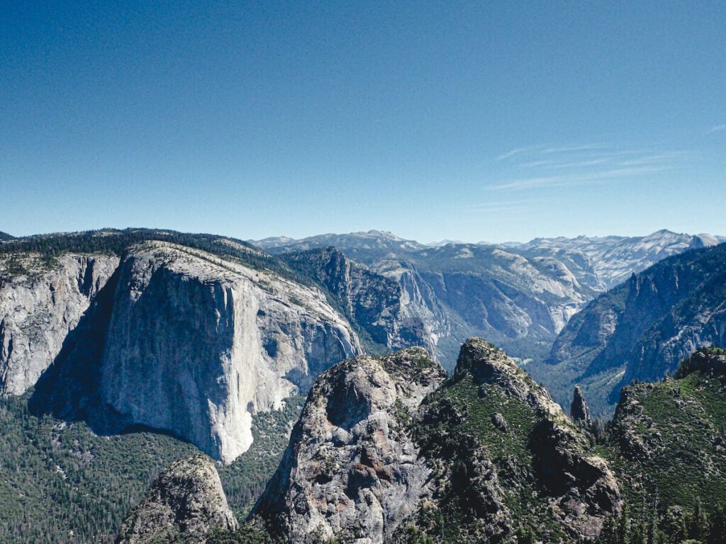 Dewey Point // Looking for the best hikes in Yosemite National Park? We’ve got you covered with detailed trail guides for the park, including a map.