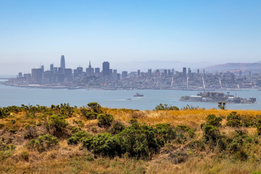 Vistas do horizonte de São Francisco sobre a baía da Angel Island