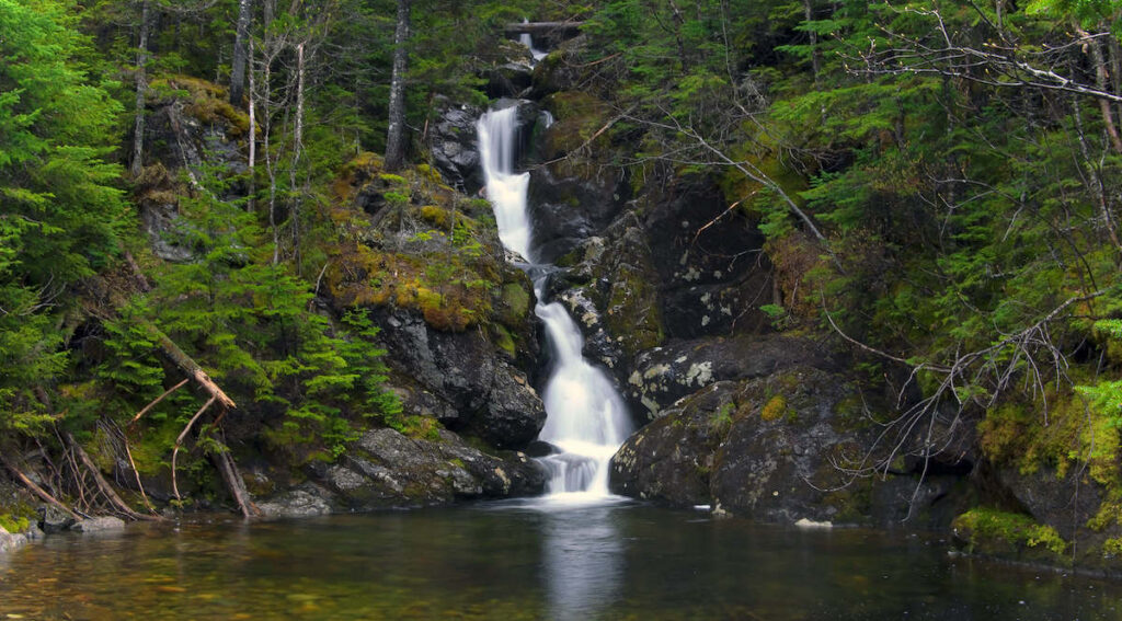 Gem Pool // Discover the 5 most scenic White Mountains waterfall hikes in New Hampshire including how to get there and what to expect along the trail.