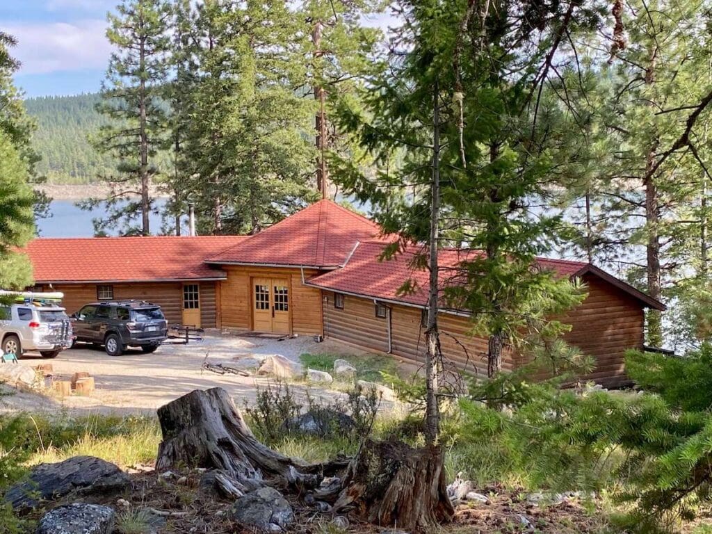 Lake Como Woods Cabin // Discover the best things to do at Lake Como, Montana including the top hikes, where to rent kayaks and paddle boards, where to camp, & more.