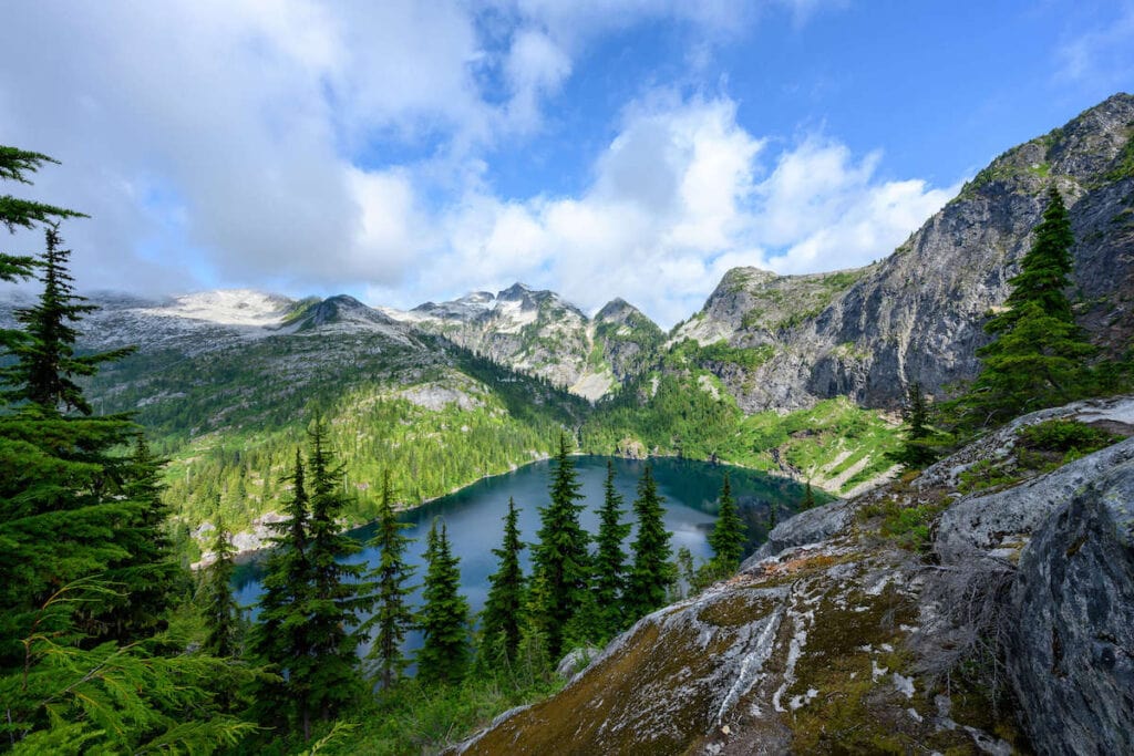 Thorton Lake // Discover the best hikes in North Cascades National Park for stunning mountain views, old-growth forest, clear alpines lakes, and more. 