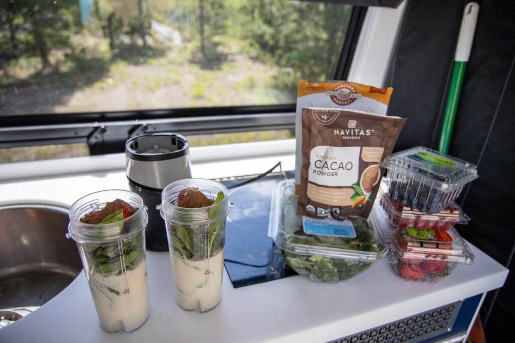 Green Smoothies // Power your day with these 5 easy vegan plant-based breakfasts with minimal cleanup for van life and camping.