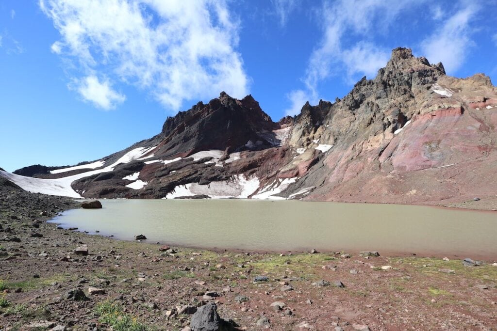 No Name Lake // Discover hikes near Bend, Oregon from the high desert to the Cascade Mountains to make planning your Central Oregon hikes easy.