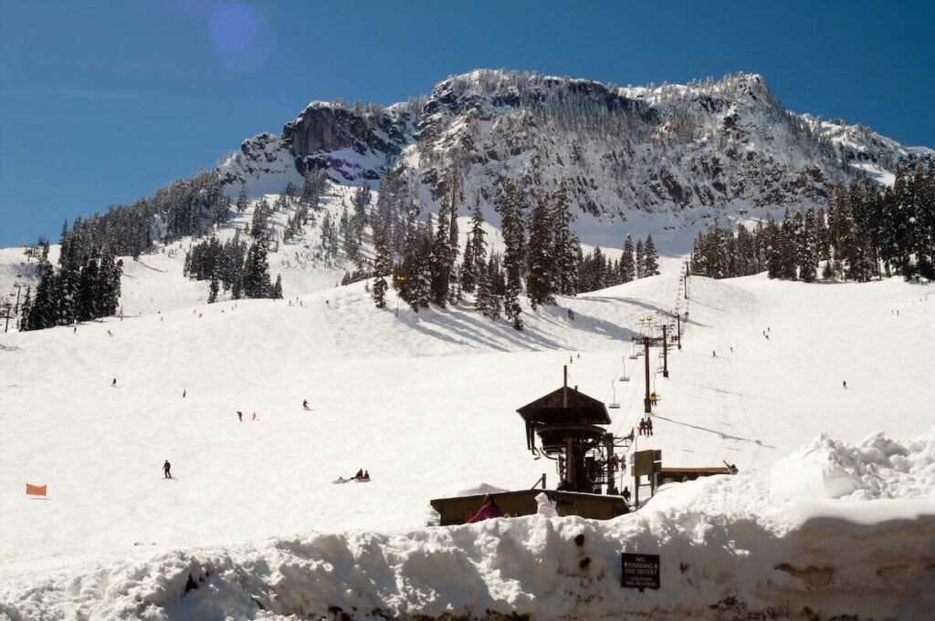 Snoqualmie Washington // Discover 12 of the best ski resorts for beginners in the West with lessons, reasonable prices, and plenty of beginner terrain.