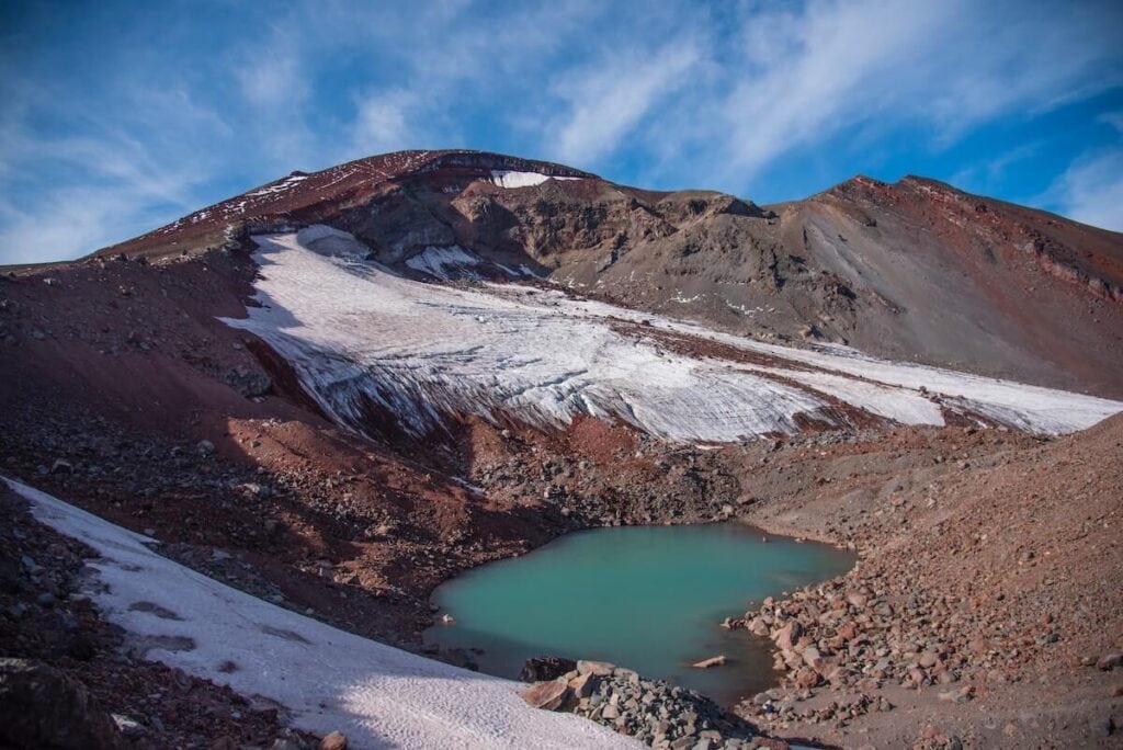 South Sister Summit // Discover hikes in Bend, Oregon from the high desert to the Cascade Mountains to make planning your Central Oregon hikes easy.