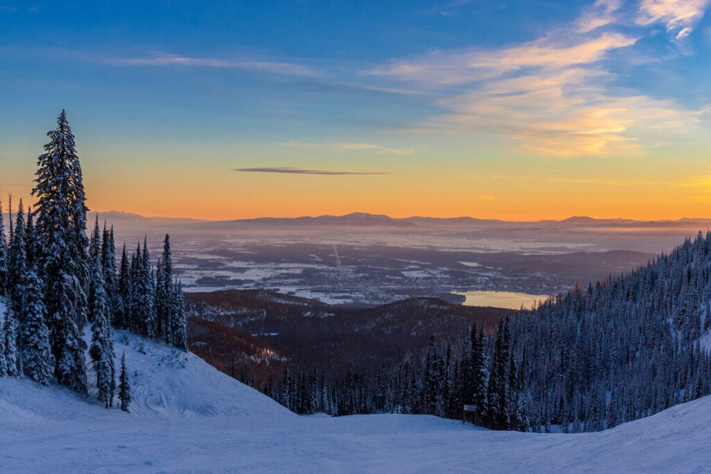 Whitefish Mountain Montana // Discover 12 of the best ski resorts for beginners in the West with lessons, reasonable prices, and plenty of beginner terrain.