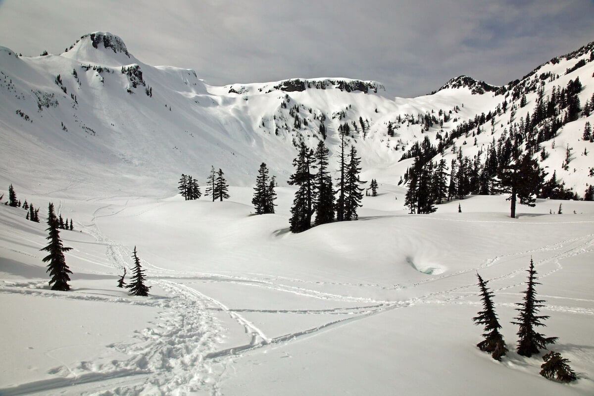 Snowy mountains and trails at Bagley Lake // Explore the best Washington snowshoeing routes this winter with our detailed trail guides and important winter safety information.