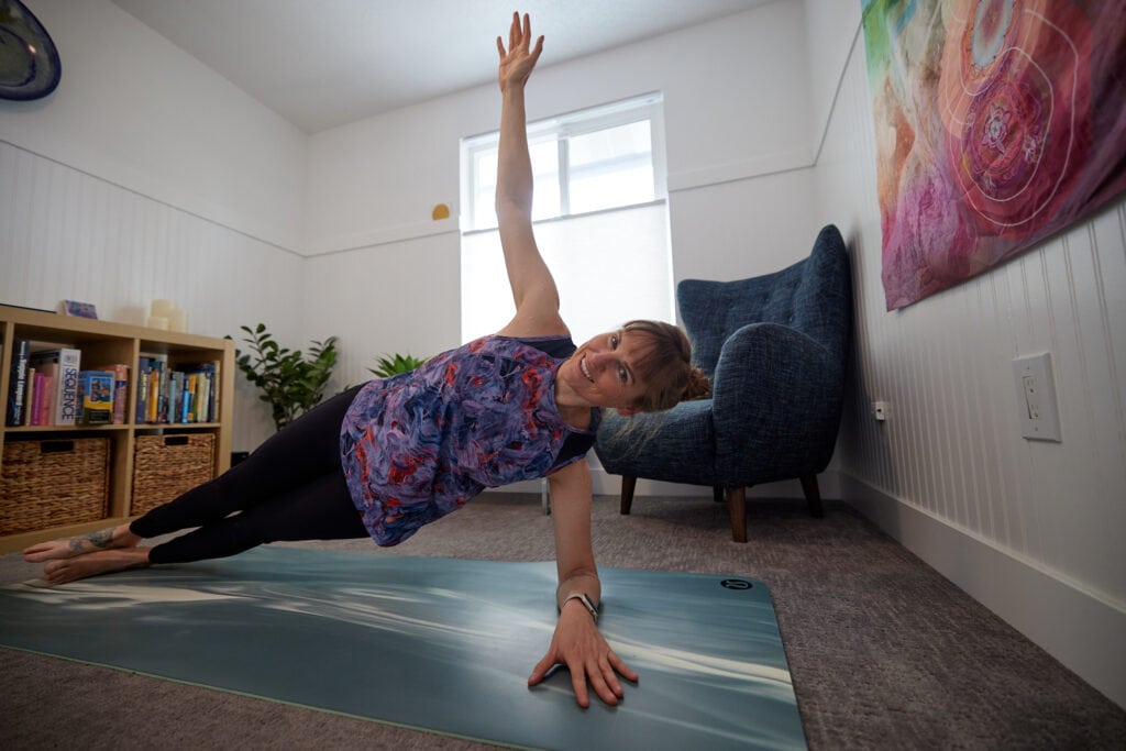 Woman doing yoga on the lululemon Reversible Mat 5mm (color: Tidewater)