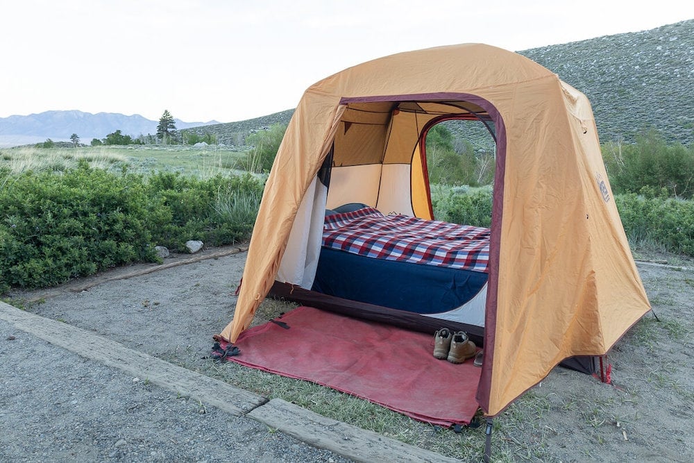 Tenda montada com colchão de ar