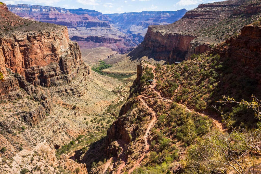 Vista de Bright Angel Trail de cima com a paisagem do Grand Canyon ao fundo