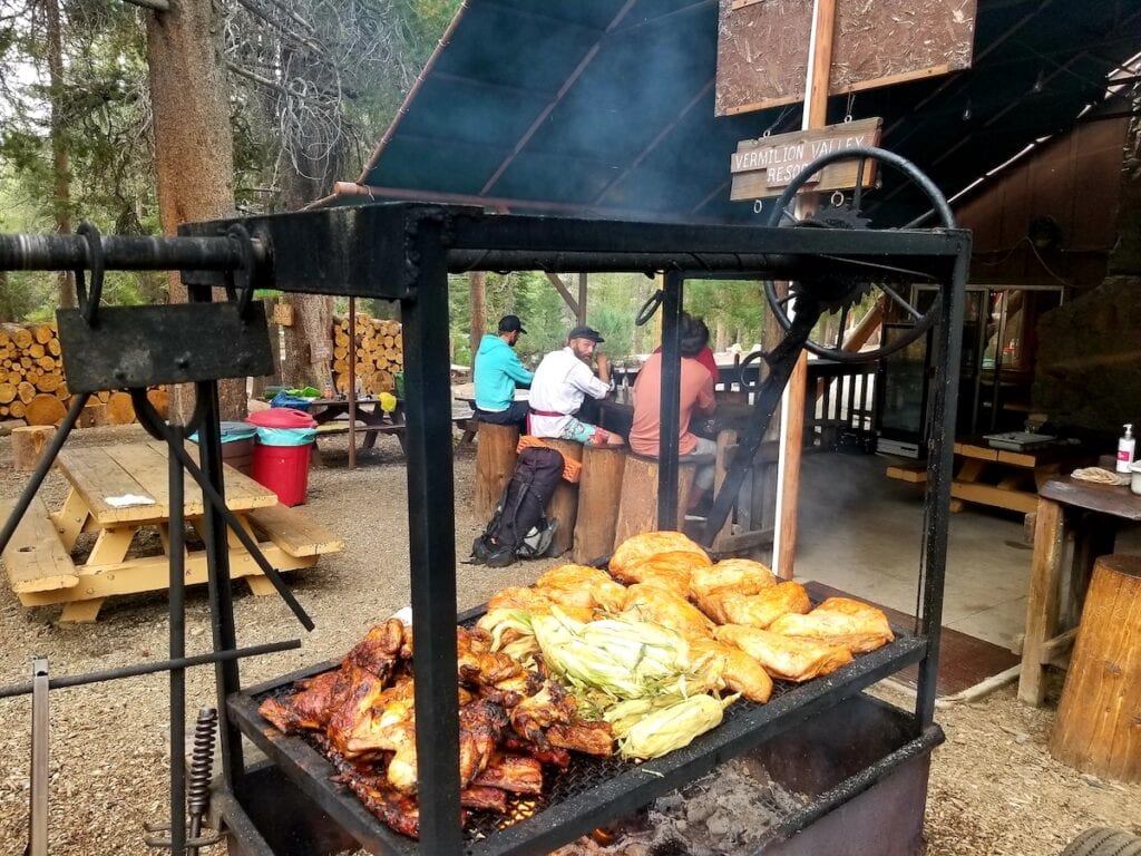 Een BBQ-grill vol vlees en groenten op camping Vermillion Valley Resort en bevoorraden op de John Muir Trail