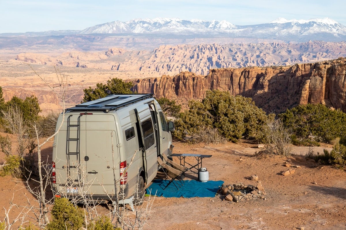 Van Sprinter acampada no deserto com equipamento de acampamento montado do lado de fora