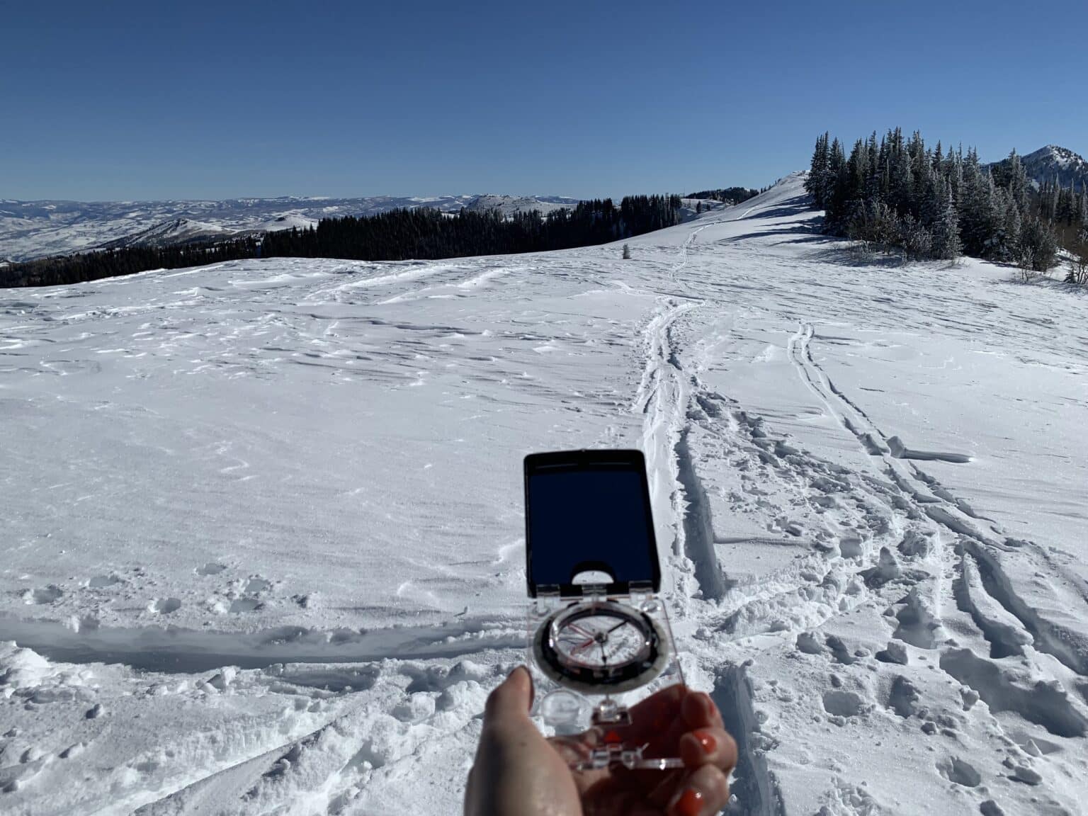 25 Winter Hiking Tips for Staying Warm and Safe in the Snow – Bearfoot ...