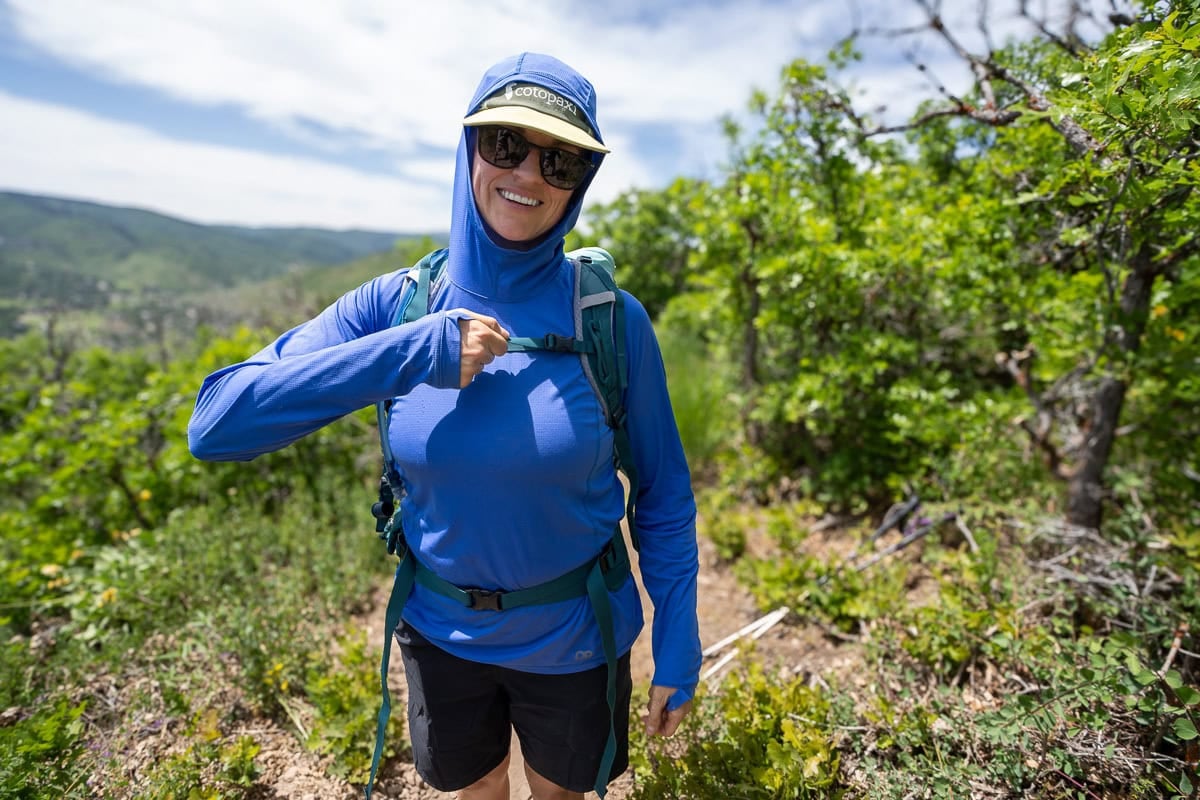 Kristen Bor pulling the chest strap on the deuter trail 28 sl hiking backpack