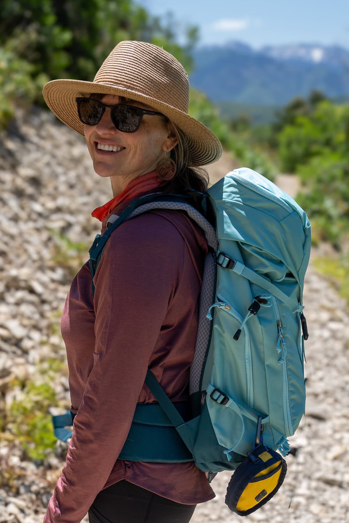 Kristen Bor hiking with the deuter trail 28 sl backpack