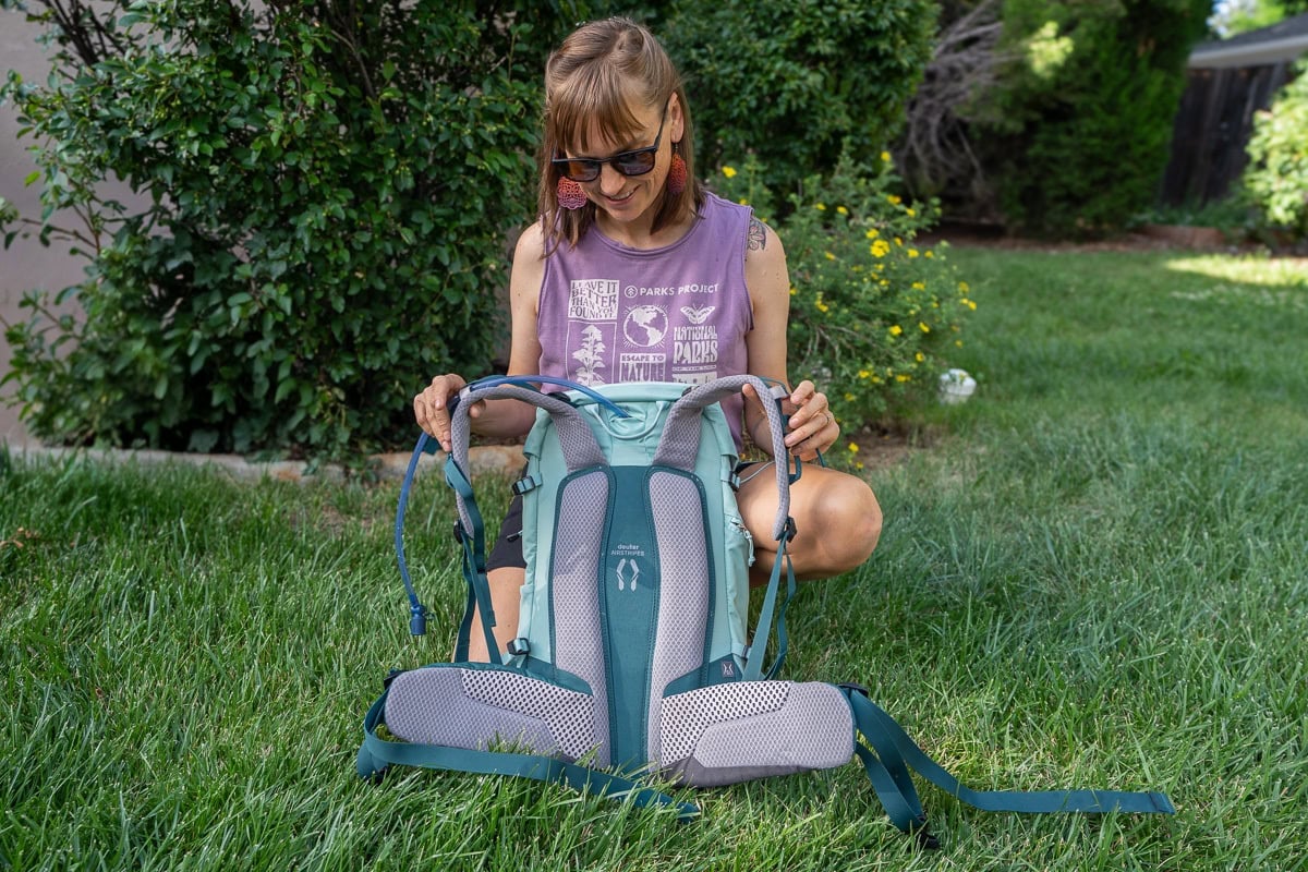 Kristen Bor showing the airflow channels on the back of the deuter trail 28 sl
